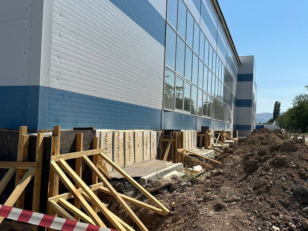 Заместитель министра спорта Шериф Османов проконтролировал ход работ по завершению строительства физкультурно-оздоровительного комплекса в селе Доброе Симферопольского района Заместитель министра спорта Шериф Османов проконтролировал ход работ по завершению строительства физкультурно-оздоровительного комплекса в селе Доброе Симферопольского района