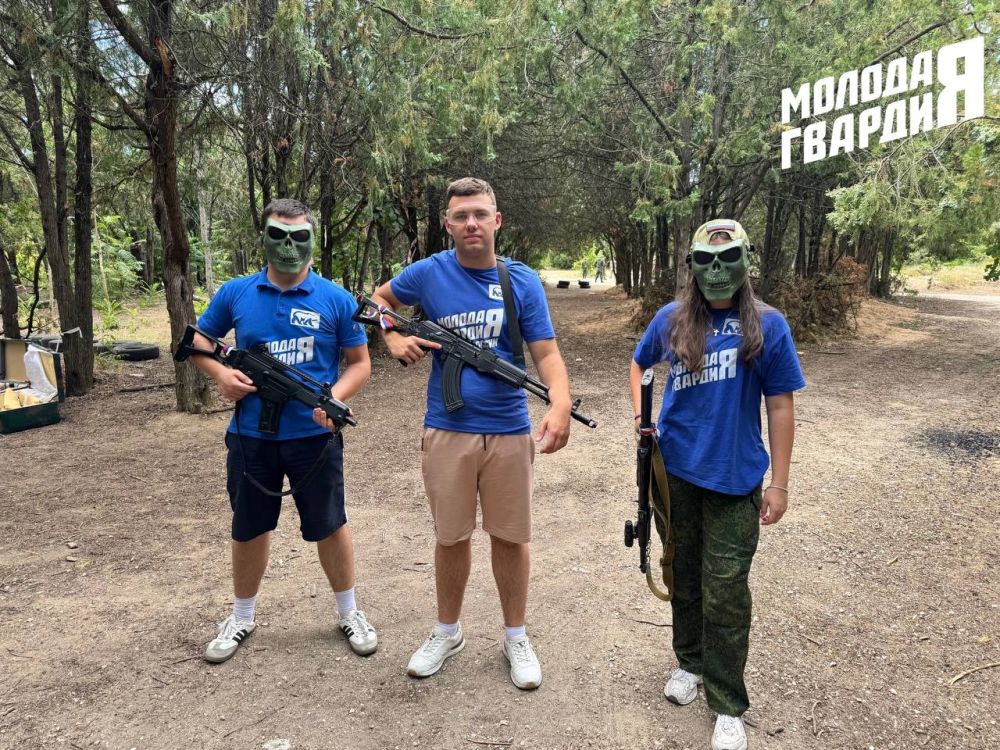 Активисты Евпаторийского местного отделения «Молодой Гвардии» прошли курс военно - патриотической подготовки от ВПК «Патриот» Активисты Евпаторийского местного отделения «Молодой Гвардии» прошли курс военно - патриотической подготовки от ВПК «Патриот»