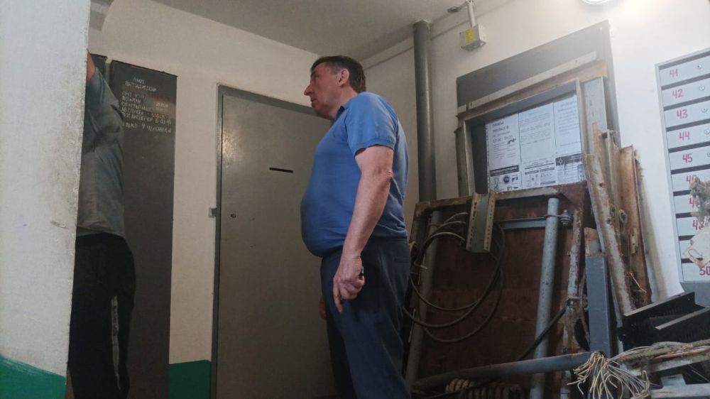 Юрий Гоцанюк: В ходе рабочего визита в город Керчь обошёл ряд многоквартирных домов, осмотрел как ведется работа по саночистке и благоустройству дворовых территорий, ремонту дорог, решению проблем с движением общественного транспорта Юрий Гоцанюк: В ходе рабочего визита в город Керчь обошёл ряд многоквартирных домов, осмотрел как ведется работа по саночистке и благоустройству дворовых территорий, ремонту дорог, решению проблем с движением общественного транспорта