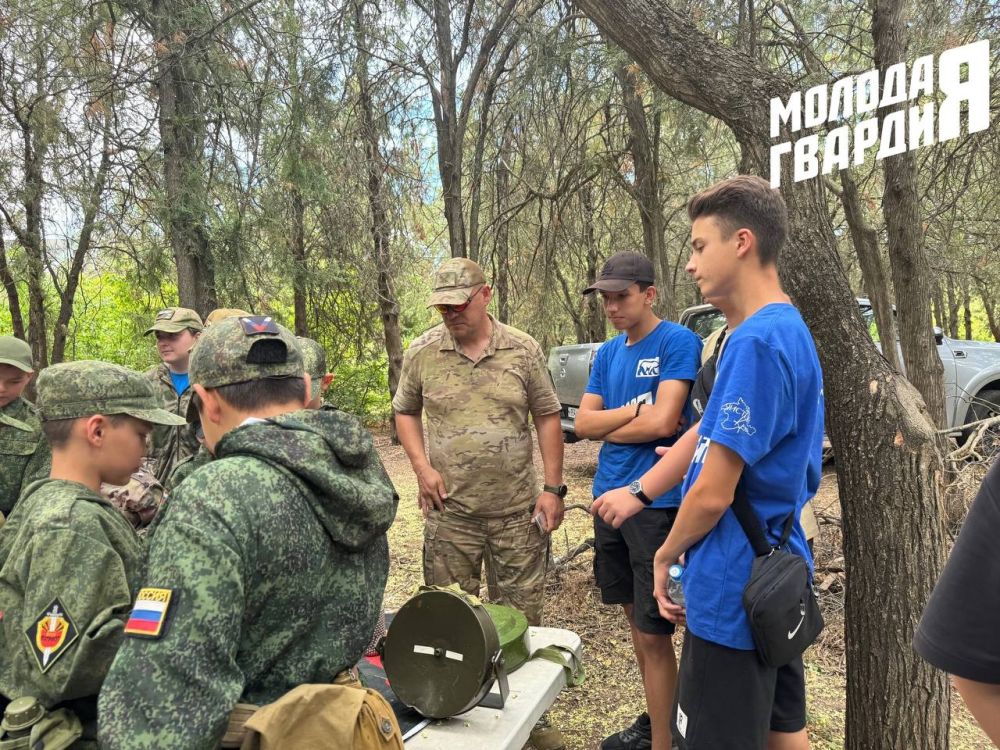 Активисты Евпаторийского местного отделения «Молодой Гвардии» прошли курс военно - патриотической подготовки от ВПК «Патриот» Активисты Евпаторийского местного отделения «Молодой Гвардии» прошли курс военно - патриотической подготовки от ВПК «Патриот»