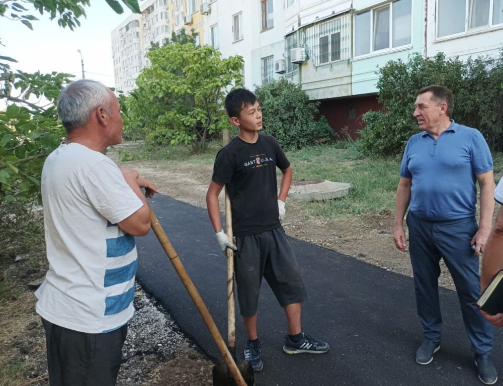Юрий Гоцанюк: В ходе рабочего визита в город Керчь обошёл ряд многоквартирных домов, осмотрел как ведется работа по саночистке и благоустройству дворовых территорий, ремонту дорог, решению проблем с движением общественного транспорта Юрий Гоцанюк: В ходе рабочего визита в город Керчь обошёл ряд многоквартирных домов, осмотрел как ведется работа по саночистке и благоустройству дворовых территорий, ремонту дорог, решению проблем с движением общественного транспорта