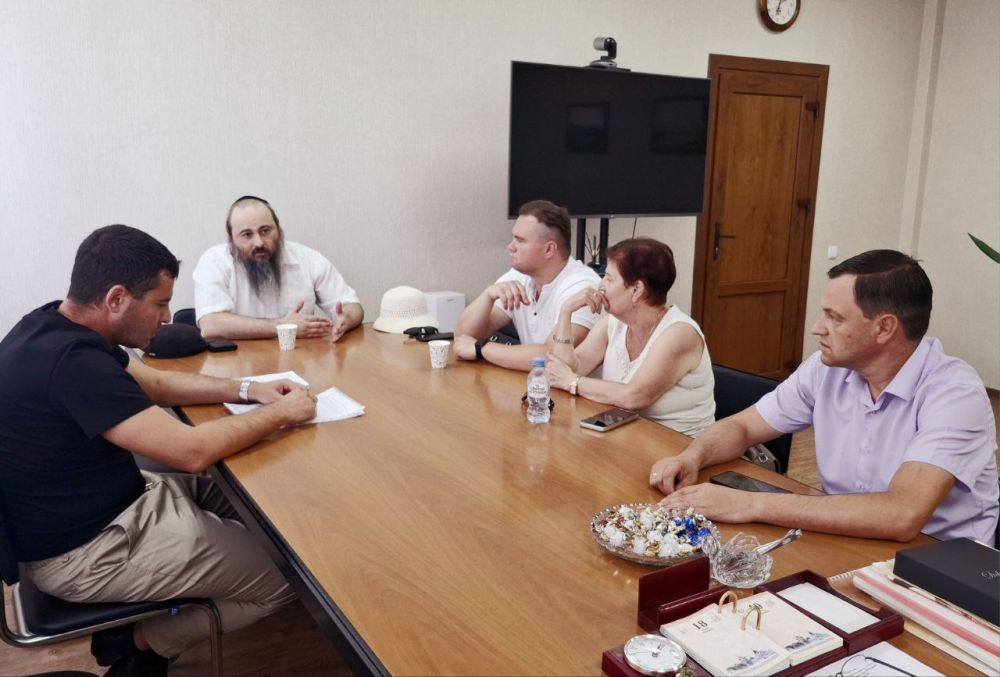 В Государственном комитете по делам межнациональных отношений Республики Крым прошла встреча председателя Айдера Типпа с... В Государственном комитете по делам межнациональных отношений Республики Крым прошла встреча председателя Айдера Типпа с...