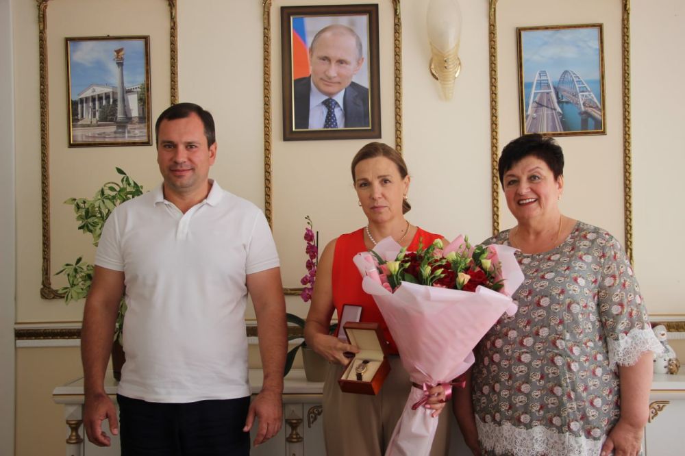 #спасибо_за_труд. Власти Керчи поздравили Елену Ивановну БУТОВУ – заведующую сектором муниципальной службы и наград администрации с выходом на заслуженный отдых #спасибо_за_труд. Власти Керчи поздравили Елену Ивановну БУТОВУ – заведующую сектором муниципальной службы и наград администрации с выходом на заслуженный отдых