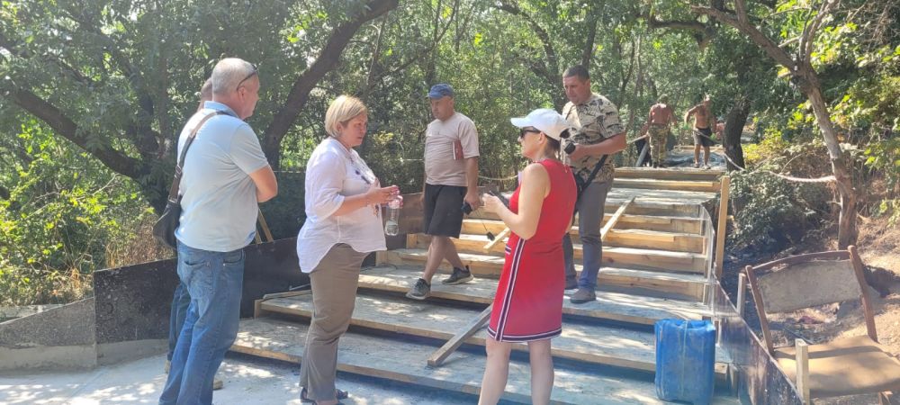 Виктория Щербакова проверила ход капитального ремонта (благоустройства) территории парка-памятника садово-паркового... Виктория Щербакова проверила ход капитального ремонта (благоустройства) территории парка-памятника садово-паркового...