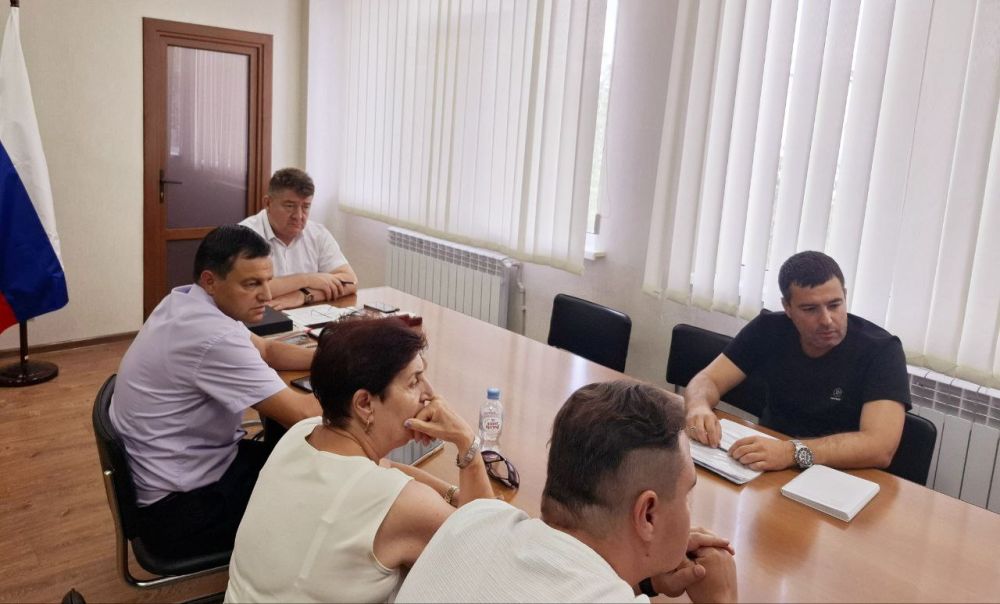 В Государственном комитете по делам межнациональных отношений Республики Крым прошла встреча председателя Айдера Типпа с... В Государственном комитете по делам межнациональных отношений Республики Крым прошла встреча председателя Айдера Типпа с...
