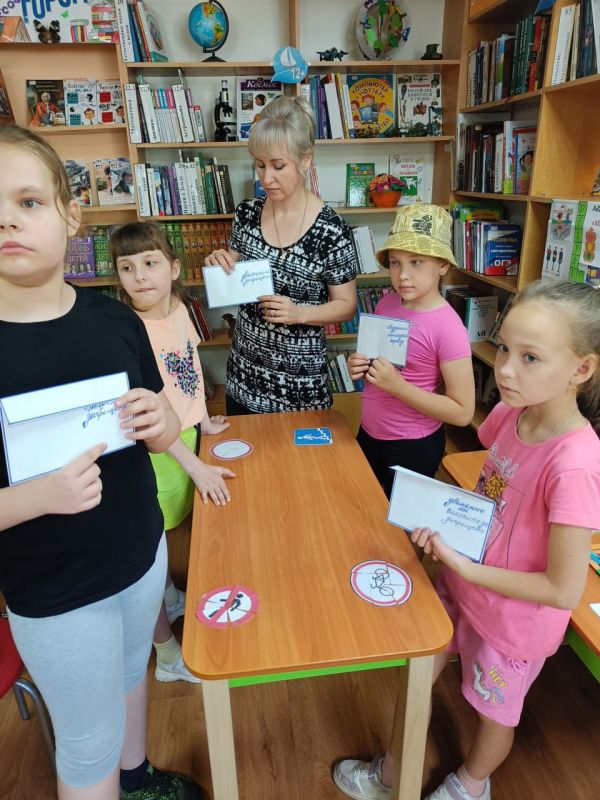 Лето – это замечательное время, весёлая и радостная пора, когда дети большую часть времени проводят дома, на улице, в кругу сверстников Лето – это замечательное время, весёлая и радостная пора, когда дети большую часть времени проводят дома, на улице, в кругу сверстников