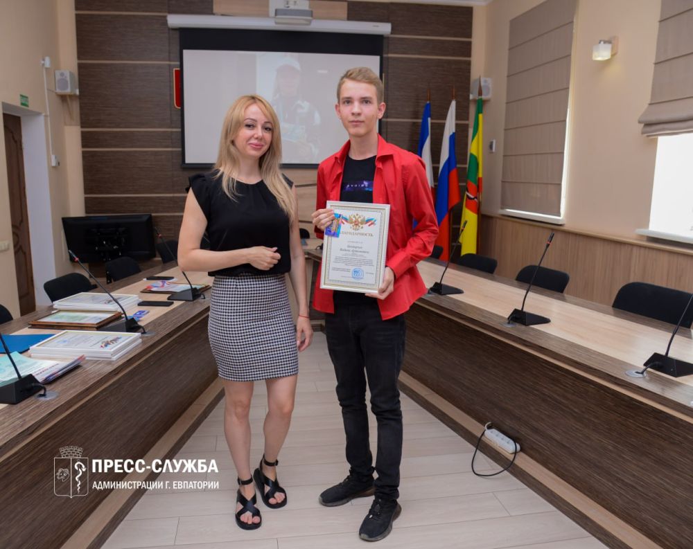 В Евпатории вручили награды волонтерам ФКГС В Евпатории вручили награды волонтерам ФКГС