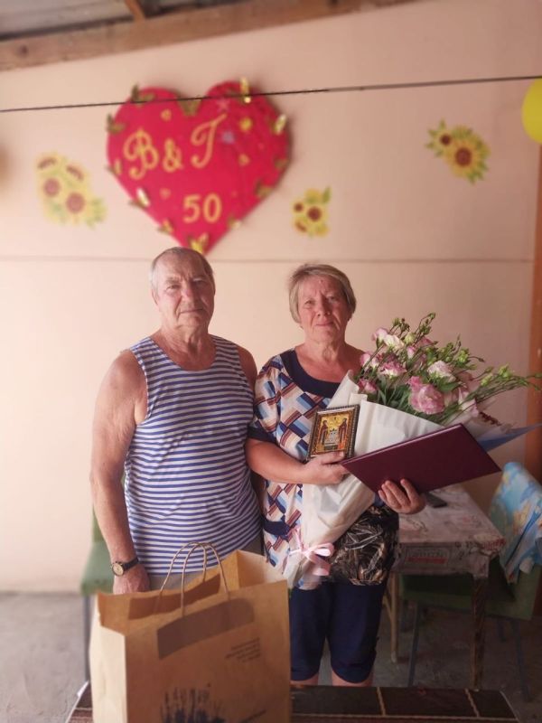 Ольга Урайкина: Совместно с главой администрации Плодовского сельского поселения Анастасией Ярошенко поздравили супругов Клименко с 50-летием совместной жизни, вручили поздравительный адрес, цветы и подарок Ольга Урайкина: Совместно с главой администрации Плодовского сельского поселения Анастасией Ярошенко поздравили супругов Клименко с 50-летием совместной жизни, вручили поздравительный адрес, цветы и подарок