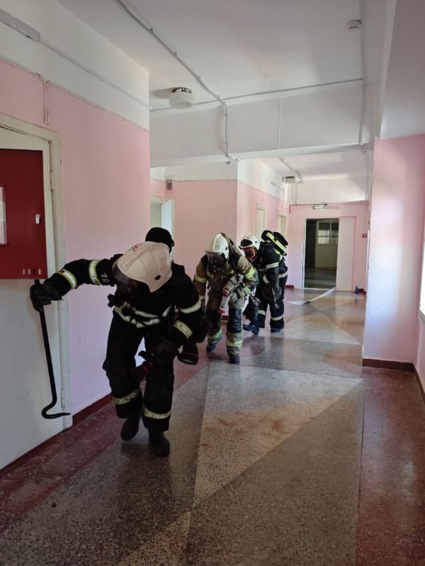 Тренировочный вызов. В разгар курортного сезона сотрудники МЧС России провели в санатории для детей с родителями "Южнобережный" пожарно-тактические учения по 2 рангу вызова Тренировочный вызов. В разгар курортного сезона сотрудники МЧС России провели в санатории для детей с родителями "Южнобережный" пожарно-тактические учения по 2 рангу вызова