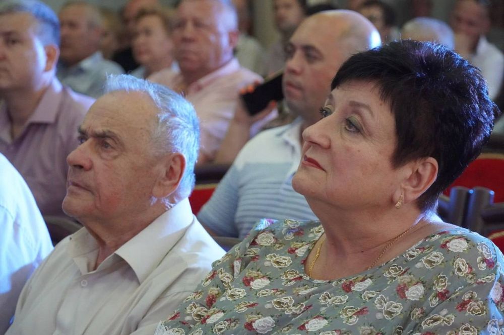 В преддверии Дня металлурга первый заместитель Председателя Государственного Совета Республики Крым Ефим Фикс поздравил работников Керченского металлургического завода с профессиональным праздником В преддверии Дня металлурга первый заместитель Председателя Государственного Совета Республики Крым Ефим Фикс поздравил работников Керченского металлургического завода с профессиональным праздником