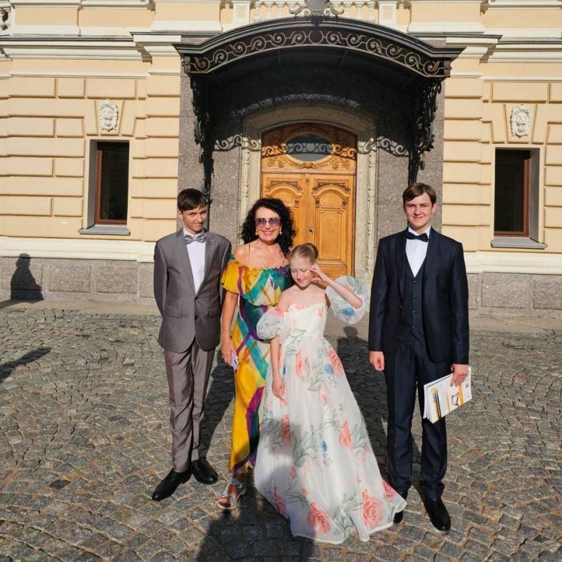 Ялтинец Дмитрий Чеботарёв стал дипломантом Международного конкурса юных вокалистов Ялтинец Дмитрий Чеботарёв стал дипломантом Международного конкурса юных вокалистов