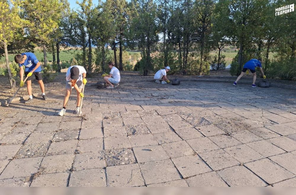 Судакские молодогвардейцы приняли участие в субботнике в селе Веселое городского округа Судак ( Кутлакская бухта) на мемориале в память о погибших при стихийном бедствии 9 июля 1967 г Судакские молодогвардейцы приняли участие в субботнике в селе Веселое городского округа Судак ( Кутлакская бухта) на мемориале в память о погибших при стихийном бедствии 9 июля 1967 г