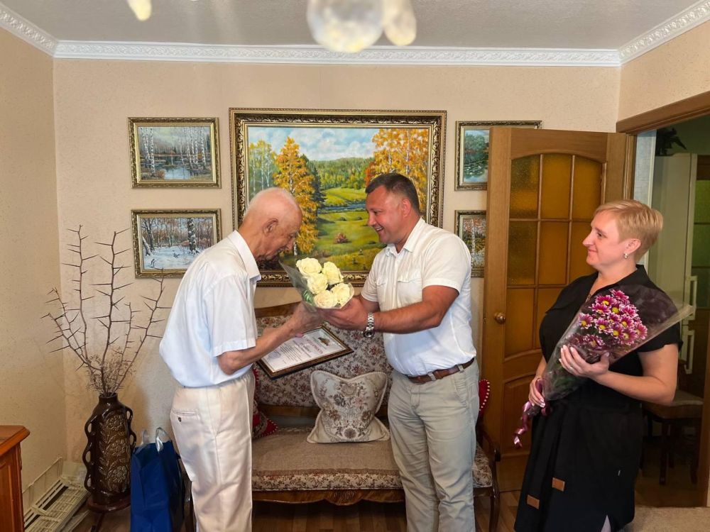 Сегодня свой 90-летний юбилей отмечает член совета ветеранов Гребенюк Анатолий Николаевич Сегодня свой 90-летний юбилей отмечает член совета ветеранов Гребенюк Анатолий Николаевич