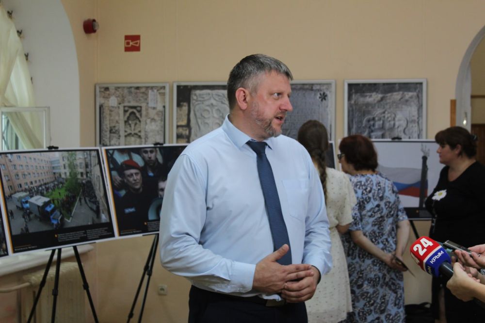 В Крымском этнографическом музее 22 июля 2024 года при поддержке Министерства культуры Крыма состоялась презентация фотовыставки «Русская весна. Луганск. 2014: Даты, люди, события» В Крымском этнографическом музее 22 июля 2024 года при поддержке Министерства культуры Крыма состоялась презентация фотовыставки «Русская весна. Луганск. 2014: Даты, люди, события»