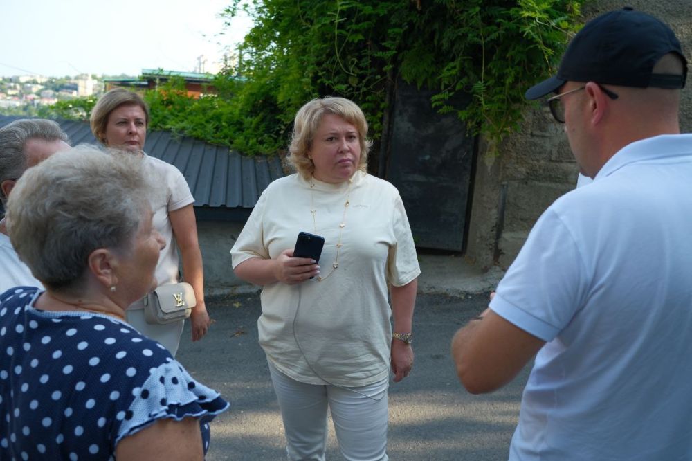 Янина Павленко: Вечерний обход Ялты. Вышли с замами в район улиц Халтурина и Чернова Янина Павленко: Вечерний обход Ялты. Вышли с замами в район улиц Халтурина и Чернова