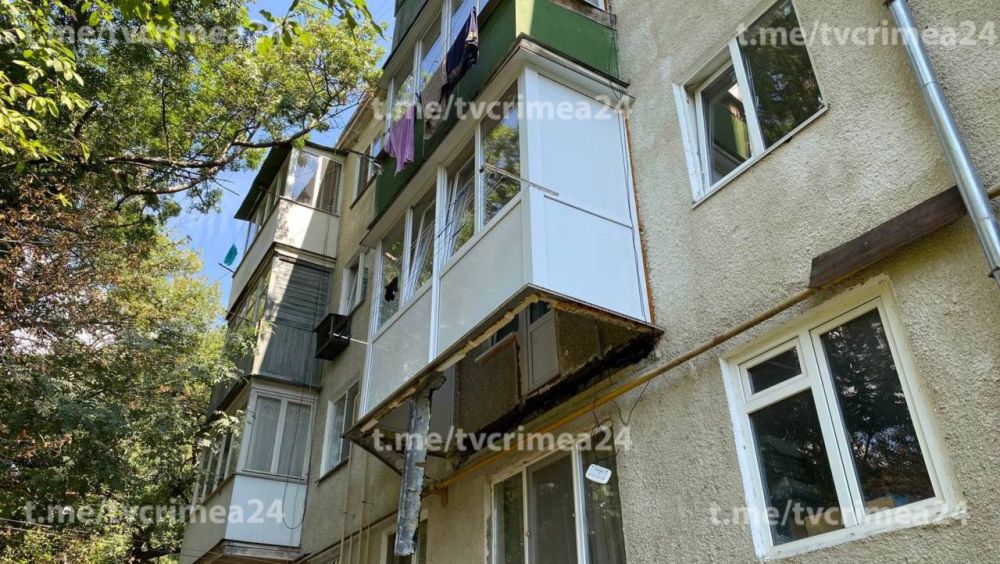 В одном из домов посёлка Ореанда обвалилась часть балкона В одном из домов посёлка Ореанда обвалилась часть балкона