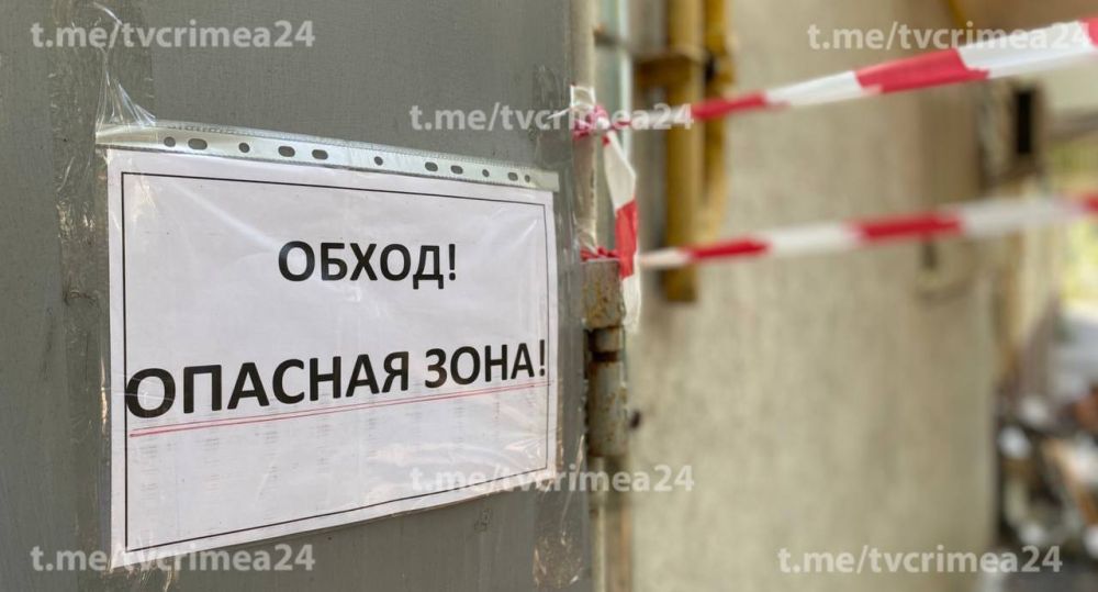 В одном из домов посёлка Ореанда обвалилась часть балкона В одном из домов посёлка Ореанда обвалилась часть балкона