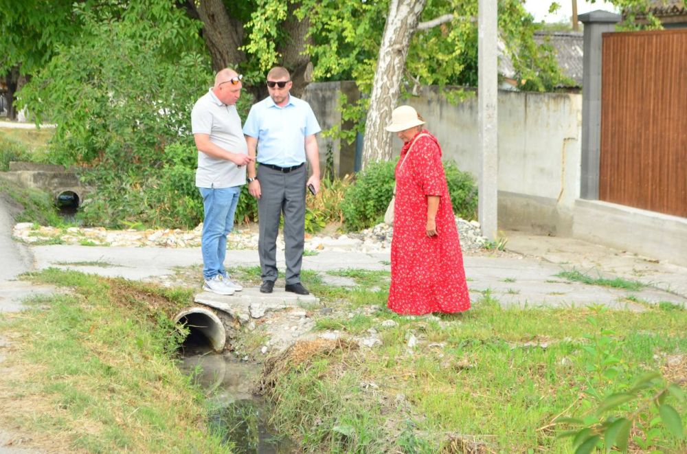 На прошлой неделе на еженедельном личном приёме граждан обратились жители улиц Мичурина и Маяковского в г. Белогорск с проблемой подтопления домовладений в период сезонных дождей, а также утечки воды На прошлой неделе на еженедельном личном приёме граждан обратились жители улиц Мичурина и Маяковского в г. Белогорск с проблемой подтопления домовладений в период сезонных дождей, а также утечки воды