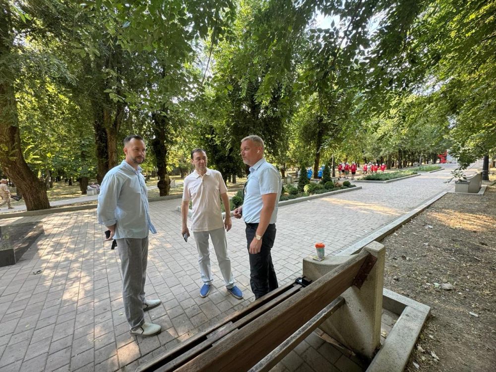 Игорь Ткаченко: Сегодня с утра совместно с Алексеем Николаевичем Тихомировым и Рэмом Олеговичем Киселевым осмотрели дворовые территории по ул. Федько Игорь Ткаченко: Сегодня с утра совместно с Алексеем Николаевичем Тихомировым и Рэмом Олеговичем Киселевым осмотрели дворовые территории по ул. Федько