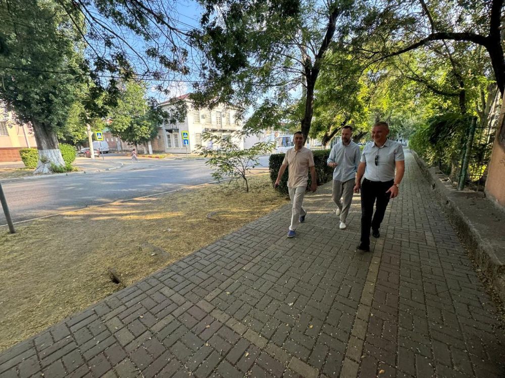 Игорь Ткаченко: Сегодня с утра совместно с Алексеем Николаевичем Тихомировым и Рэмом Олеговичем Киселевым осмотрели дворовые территории по ул. Федько Игорь Ткаченко: Сегодня с утра совместно с Алексеем Николаевичем Тихомировым и Рэмом Олеговичем Киселевым осмотрели дворовые территории по ул. Федько