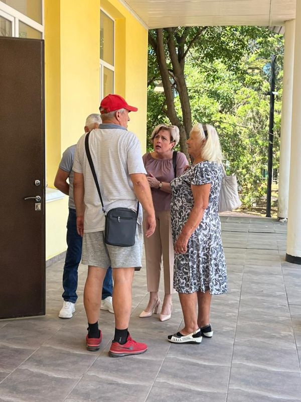 Ольга Урайкина: Вечера приняла участие в выездном приёме граждан, который специалисты министерств и ведомств Республики Крым от имени Председателя Государственного Совета Республики Крым Владимира Константинова проводили в Бахчисарайском районе Ольга Урайкина: Вечера приняла участие в выездном приёме граждан, который специалисты министерств и ведомств Республики Крым от имени Председателя Государственного Совета Республики Крым Владимира Константинова проводили в Бахчисарайском районе