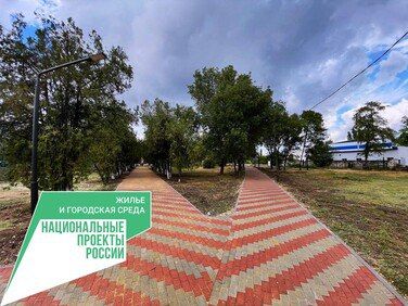 На территории паркового комплекса в пгт Азовское Джанкойского района представители подрядной организации приступили к установке малых архитектурных форм: лавочек и урн На территории паркового комплекса в пгт Азовское Джанкойского района представители подрядной организации приступили к установке малых архитектурных форм: лавочек и урн