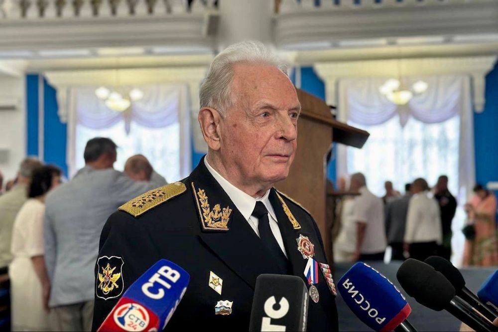 Владимир Немцев: Сегодня в Законодательном Собрании города Севастополя состоялось торжественное вручение знака отличия «Почётный гражданин города Севастополя» адмиралу Игорю Владимировичу Касатонову Владимир Немцев: Сегодня в Законодательном Собрании города Севастополя состоялось торжественное вручение знака отличия «Почётный гражданин города Севастополя» адмиралу Игорю Владимировичу Касатонову