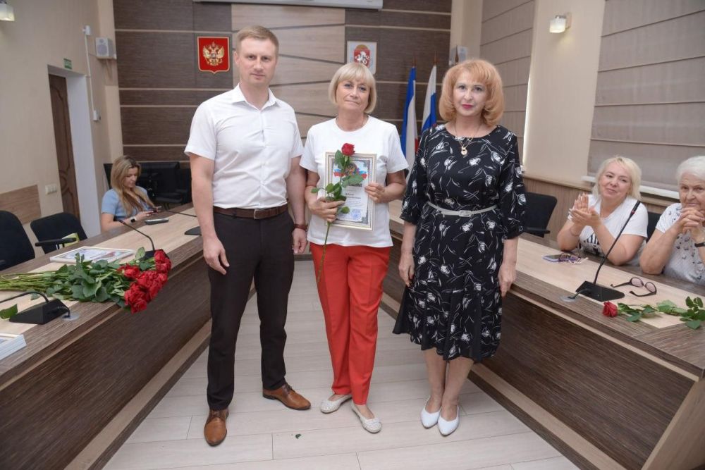 Эммилия Леонова: В преддверии Дня работника торговли совместно с заместителем главы администрации Иваном Сергеевичем Ворохобиным наградили лучших представителей отрасли и поздравили их с праздником Эммилия Леонова: В преддверии Дня работника торговли совместно с заместителем главы администрации Иваном Сергеевичем Ворохобиным наградили лучших представителей отрасли и поздравили их с праздником