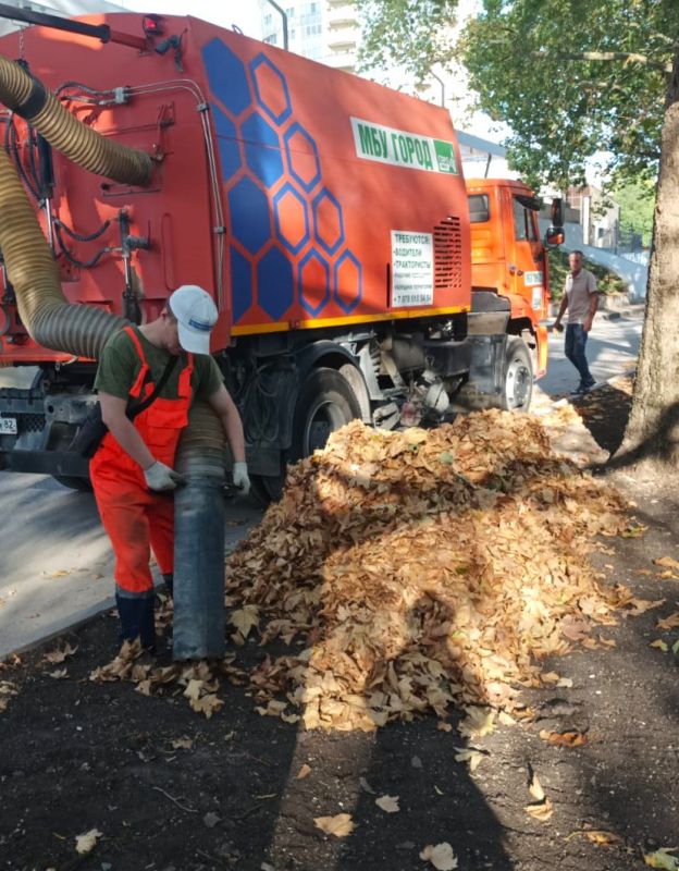 Ежедневно, в будни и выходные дни, сотрудники МБУ «Город» обеспечивают чистоту в Симферополе Ежедневно, в будни и выходные дни, сотрудники МБУ «Город» обеспечивают чистоту в Симферополе
