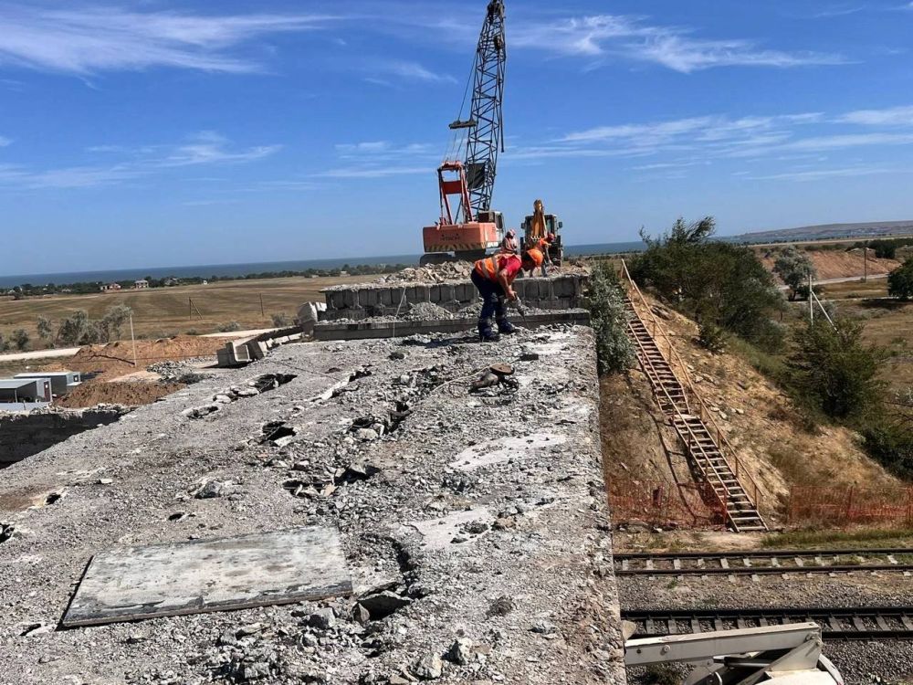 В рамках национального проекта «Безопасные качественные дороги» в Республике Крым ведутся работы по реконструкции путепровода на участке автодороги Золотое – до а/д Граница с УкраинойДжанкойФеодосияКерчь (9+541 км) В рамках национального проекта «Безопасные качественные дороги» в Республике Крым ведутся работы по реконструкции путепровода на участке автодороги Золотое – до а/д Граница с УкраинойДжанкойФеодосияКерчь (9+541 км)