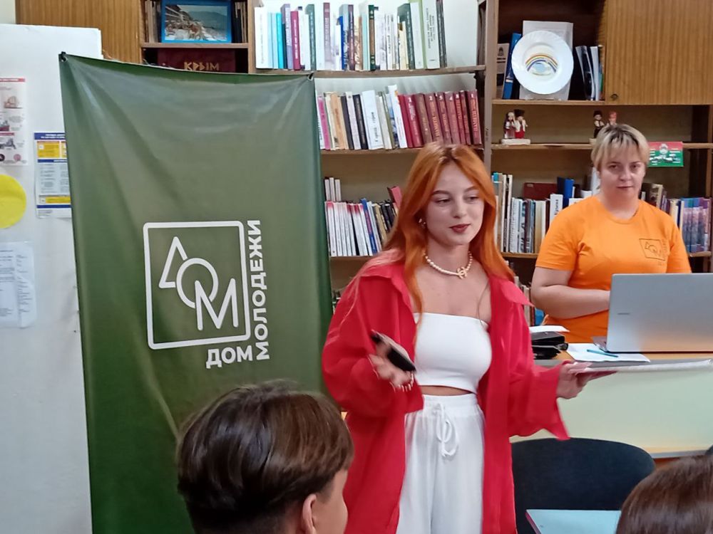 25 июля при содействии администрации города Армянска состоялась встреча заместителя председателя Государственного комитета молодежной политики Республики Крым Ани Григорян и директора АНО «ДОМ МОЛОДЕЖИ» Даниила Мещерякова с молодежью Армянска 25 июля при содействии администрации города Армянска состоялась встреча заместителя председателя Государственного комитета молодежной политики Республики Крым Ани Григорян и директора АНО «ДОМ МОЛОДЕЖИ» Даниила Мещерякова с молодежью Армянска