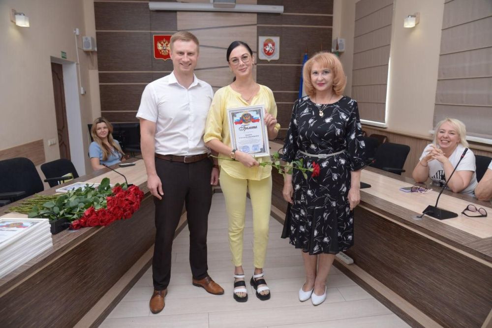 Эммилия Леонова: В преддверии Дня работника торговли совместно с заместителем главы администрации Иваном Сергеевичем Ворохобиным наградили лучших представителей отрасли и поздравили их с праздником Эммилия Леонова: В преддверии Дня работника торговли совместно с заместителем главы администрации Иваном Сергеевичем Ворохобиным наградили лучших представителей отрасли и поздравили их с праздником