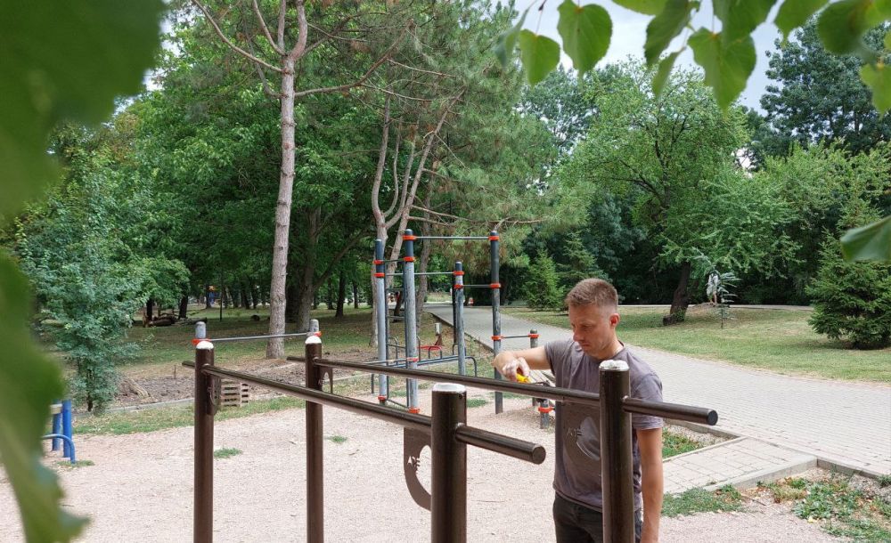 В парке Гагарина проходит покраска спортивной площадки В парке Гагарина проходит покраска спортивной площадки