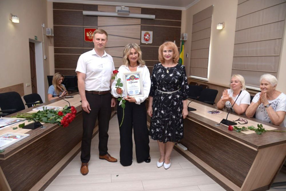 Эммилия Леонова: В преддверии Дня работника торговли совместно с заместителем главы администрации Иваном Сергеевичем Ворохобиным наградили лучших представителей отрасли и поздравили их с праздником Эммилия Леонова: В преддверии Дня работника торговли совместно с заместителем главы администрации Иваном Сергеевичем Ворохобиным наградили лучших представителей отрасли и поздравили их с праздником