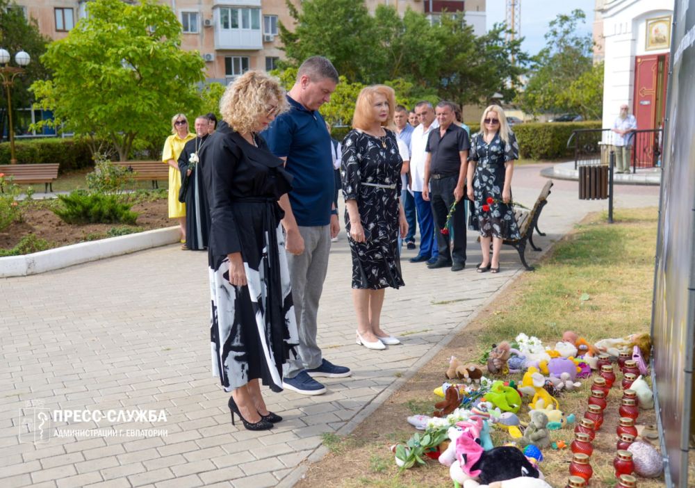 В Евпатории прошла акция, посвященная Дню памяти детей – жертв войны в Донбассе В Евпатории прошла акция, посвященная Дню памяти детей – жертв войны в Донбассе