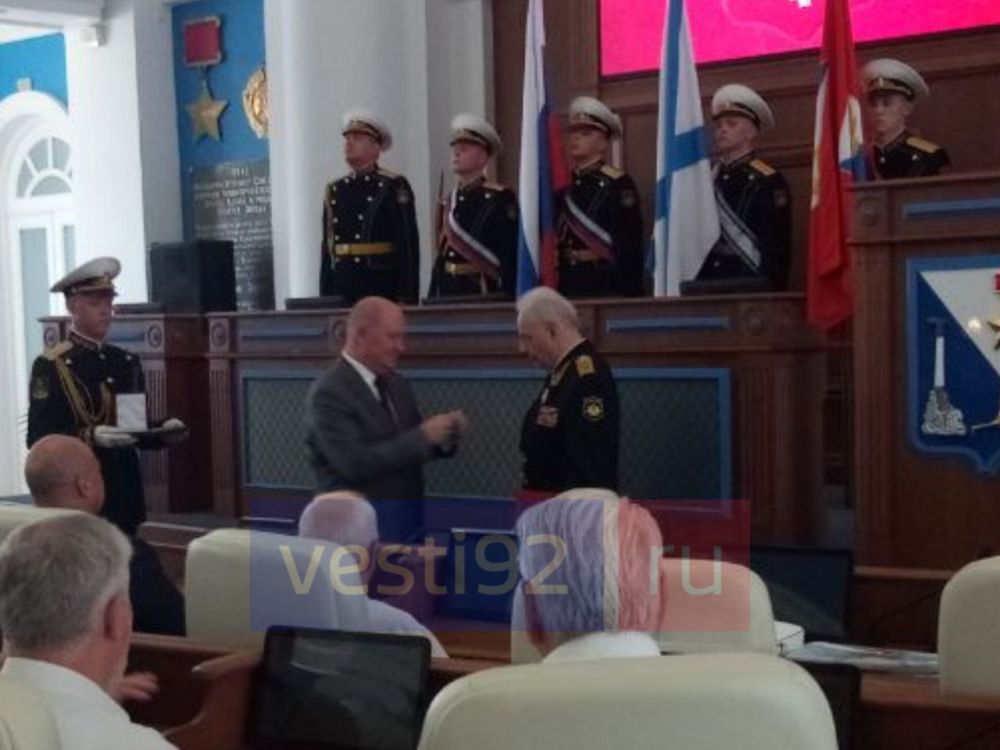 Адмирал Игорь Владимирович Касатонов сегодня был награждён медалью в честь 10-летия возвращения Севастополя и Крыма в состав России, а также удостоен звания почётного гражданина Севастополя Адмирал Игорь Владимирович Касатонов сегодня был награждён медалью в честь 10-летия возвращения Севастополя и Крыма в состав России, а также удостоен звания почётного гражданина Севастополя