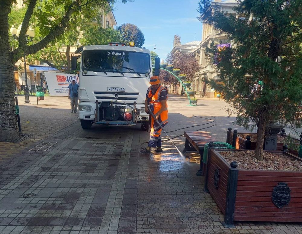 Ежедневно, в будни и выходные дни, сотрудники МБУ «Город» обеспечивают чистоту в Симферополе Ежедневно, в будни и выходные дни, сотрудники МБУ «Город» обеспечивают чистоту в Симферополе