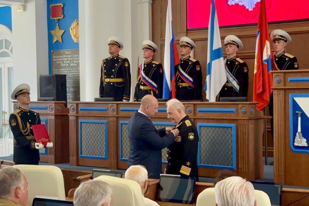 Владимир Немцев: Сегодня в Законодательном Собрании города Севастополя состоялось торжественное вручение знака отличия «Почётный гражданин города Севастополя» адмиралу Игорю Владимировичу Касатонову Владимир Немцев: Сегодня в Законодательном Собрании города Севастополя состоялось торжественное вручение знака отличия «Почётный гражданин города Севастополя» адмиралу Игорю Владимировичу Касатонову