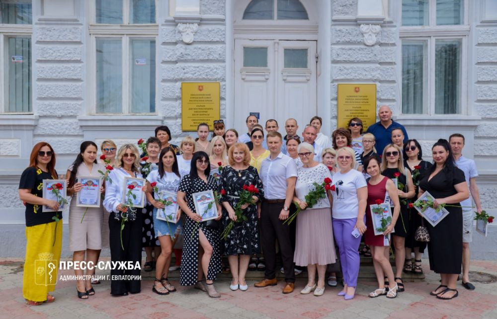 В Евпатории чествовали работников торговли В Евпатории чествовали работников торговли