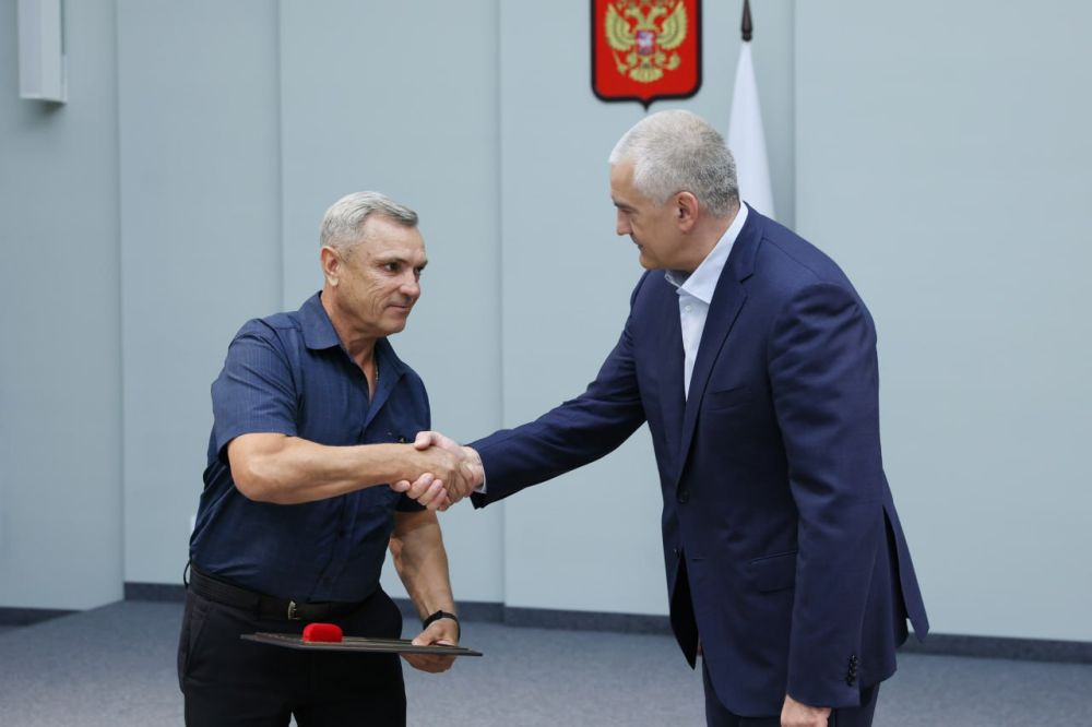 Сергей Аксёнов: Рад вручить награды работникам торговли в преддверии профессионального праздника Сергей Аксёнов: Рад вручить награды работникам торговли в преддверии профессионального праздника
