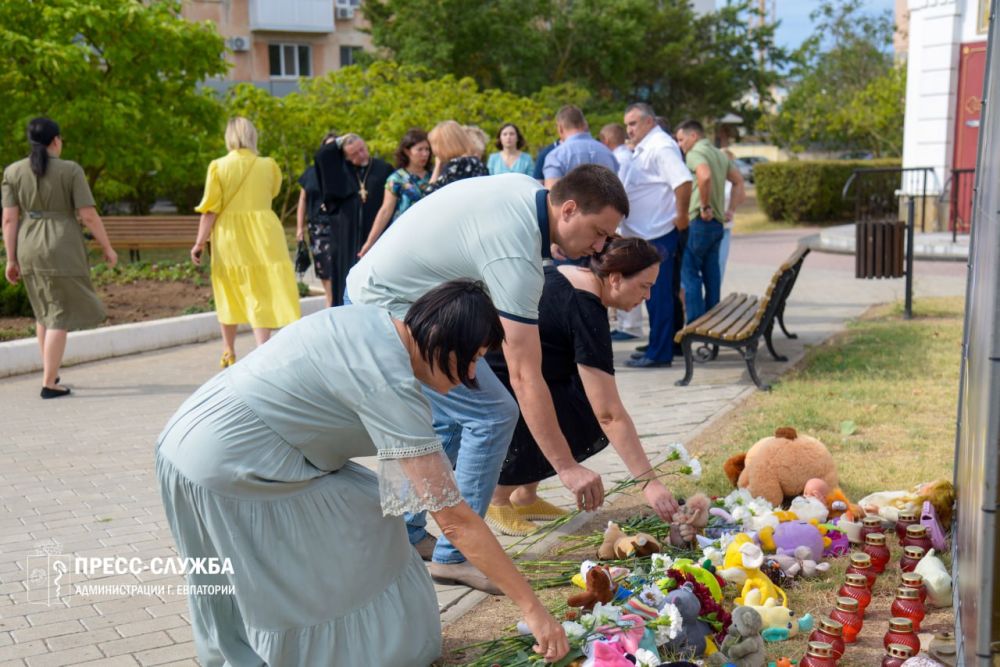 В Евпатории прошла акция, посвященная Дню памяти детей – жертв войны в Донбассе В Евпатории прошла акция, посвященная Дню памяти детей – жертв войны в Донбассе