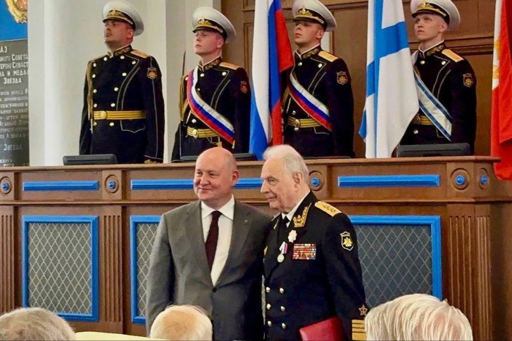 Владимир Немцев: Сегодня в Законодательном Собрании города Севастополя состоялось торжественное вручение знака отличия «Почётный гражданин города Севастополя» адмиралу Игорю Владимировичу Касатонову Владимир Немцев: Сегодня в Законодательном Собрании города Севастополя состоялось торжественное вручение знака отличия «Почётный гражданин города Севастополя» адмиралу Игорю Владимировичу Касатонову