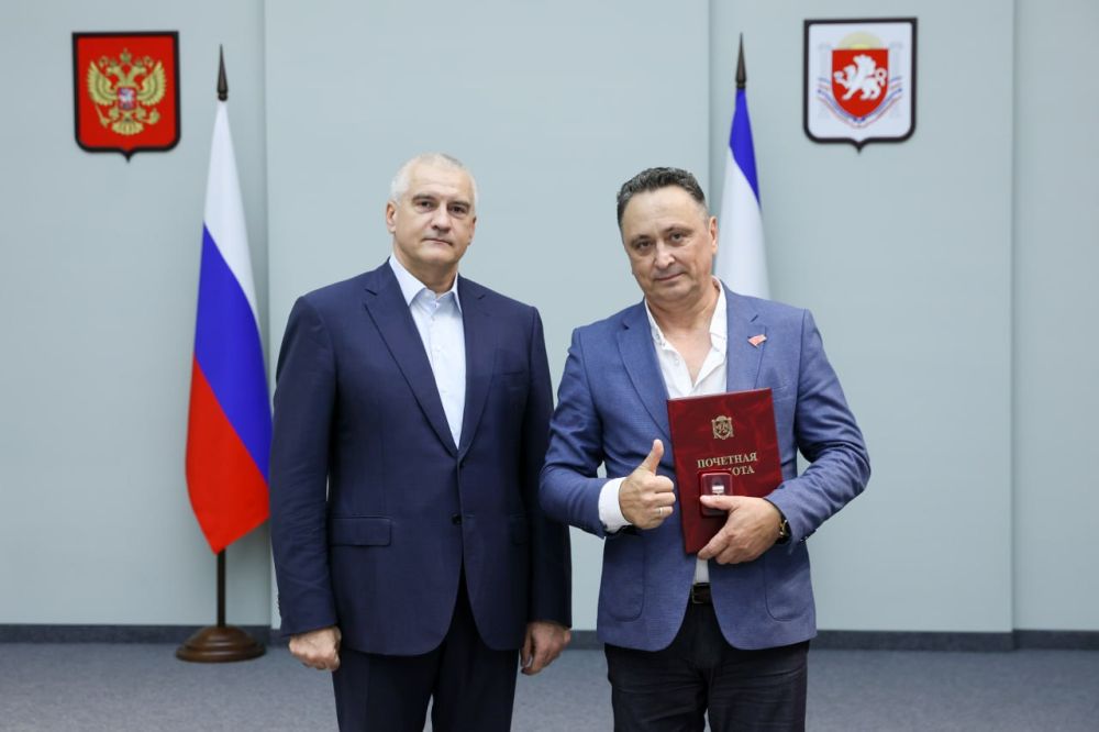Сергей Аксёнов: Рад вручить награды работникам торговли в преддверии профессионального праздника Сергей Аксёнов: Рад вручить награды работникам торговли в преддверии профессионального праздника
