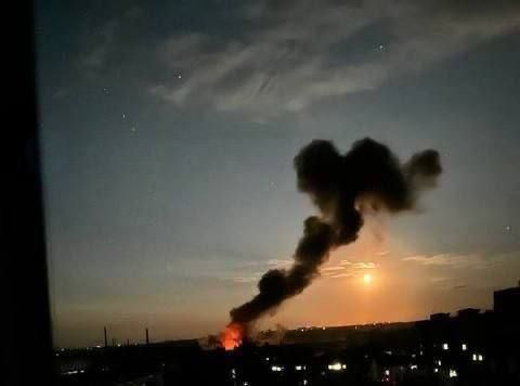 Олег Царёв: На двух видео — пожар в с. Несветай Ростовской области, где упал сбитый украинский дрон, вероятно, направлявшийся на аэродром в Морозовске Олег Царёв: На двух видео — пожар в с. Несветай Ростовской области, где упал сбитый украинский дрон, вероятно, направлявшийся на аэродром в Морозовске