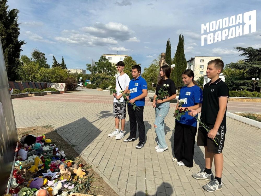 Сегодня в сквере Маршала Соколова активисты Евпаторийского местного отделения «Молодой Гвардии» почтили память детей, чьи жизни оборвались во время обстрелов Донецкой Народной Республики Сегодня в сквере Маршала Соколова активисты Евпаторийского местного отделения «Молодой Гвардии» почтили память детей, чьи жизни оборвались во время обстрелов Донецкой Народной Республики