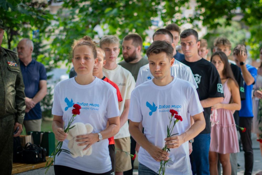 У здания администрации крымской столицы прошла акция «День памяти детей – жертв войны в Донбассе» У здания администрации крымской столицы прошла акция «День памяти детей – жертв войны в Донбассе»