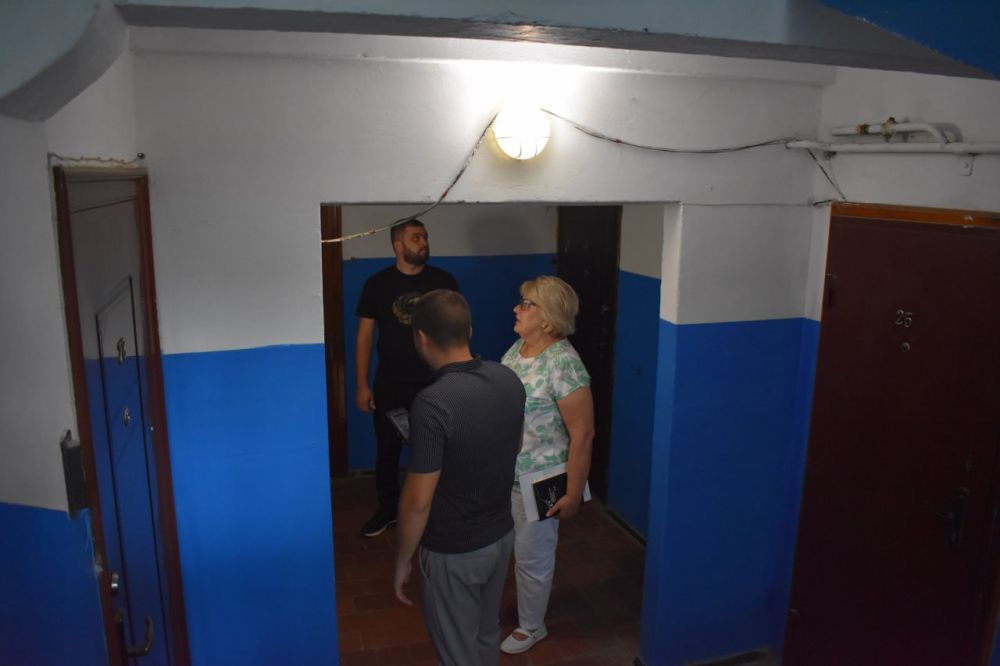 Галина Огнёва: Начала субботнее утро с проверки подъездов многоквартирных домов Галина Огнёва: Начала субботнее утро с проверки подъездов многоквартирных домов
