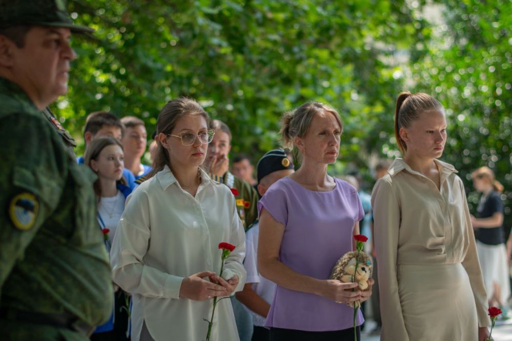 У здания администрации крымской столицы прошла акция «День памяти детей – жертв войны в Донбассе» У здания администрации крымской столицы прошла акция «День памяти детей – жертв войны в Донбассе»
