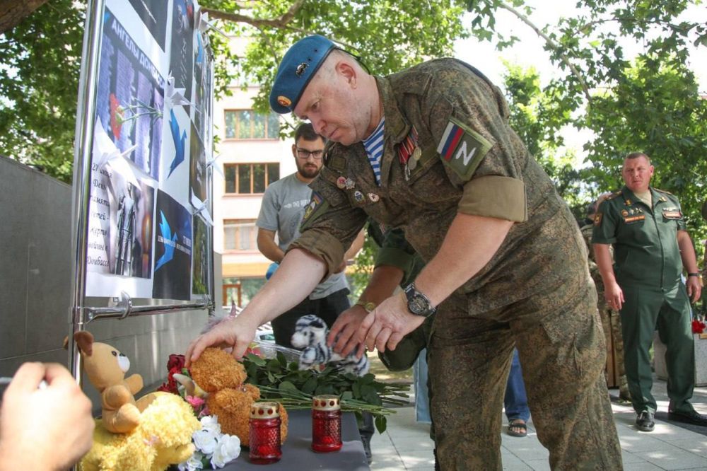 В Симферополе прошла акция, посвященная Дню памяти детей-жертв войны в Донбассе В Симферополе прошла акция, посвященная Дню памяти детей-жертв войны в Донбассе