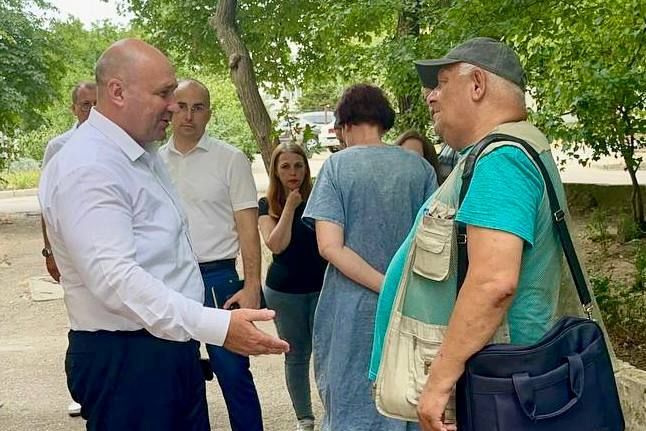 Владимир Немцев: Накануне встретился с жителями домов №16 и 18 по улице Ефремова, чтобы обсудить будущий проект внутриквартального благоустройства Владимир Немцев: Накануне встретился с жителями домов №16 и 18 по улице Ефремова, чтобы обсудить будущий проект внутриквартального благоустройства